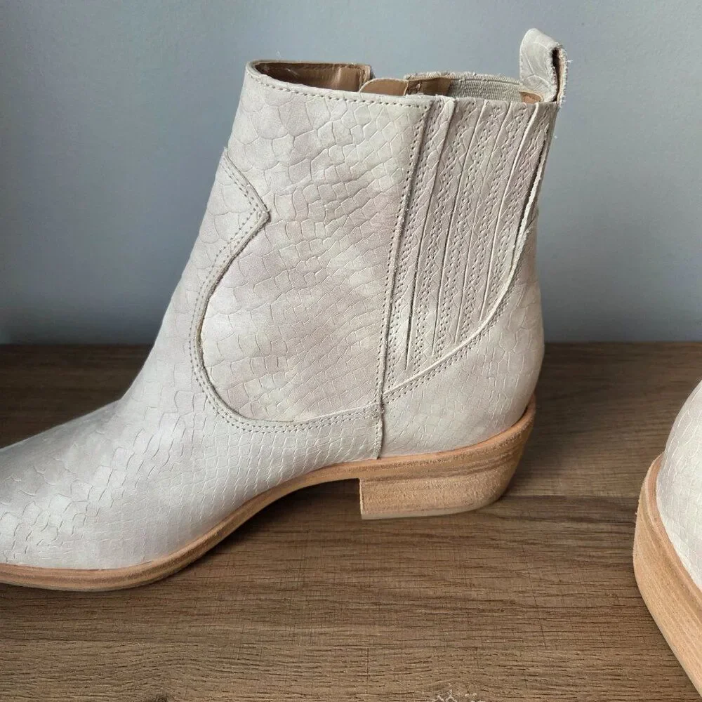 NEVER WORN LIKE NEW DONAL J PLINER BONE WHITE LEATHER /TAN MARISOL BOOTIES 8M